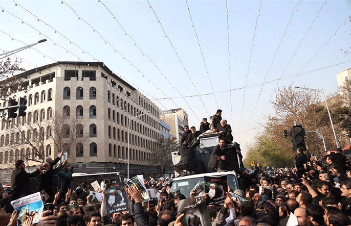 پیکر هاشمی رفسنجانی میان سیل جمعیت