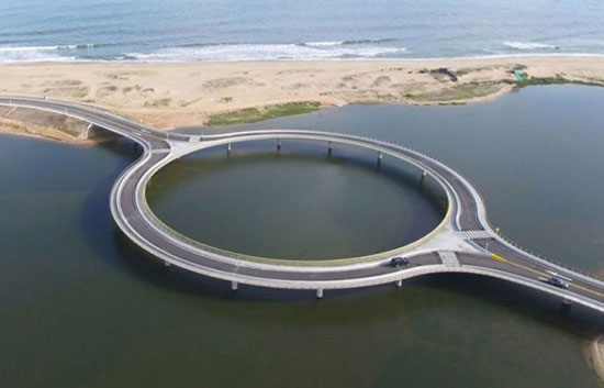 معماری جالب پل دایراه‌ای در سواحل جنوبی اروگوئه