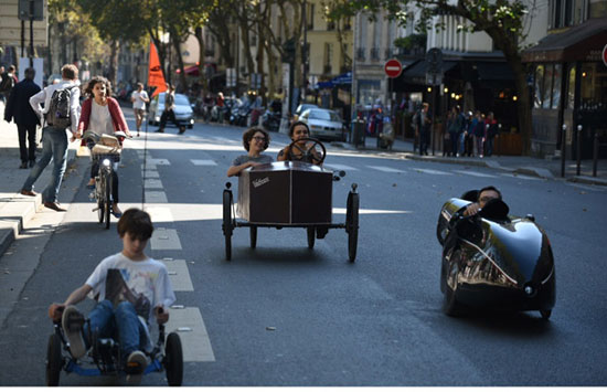 دوچرخه سواری مردم پاریس در روز بدون خودرو