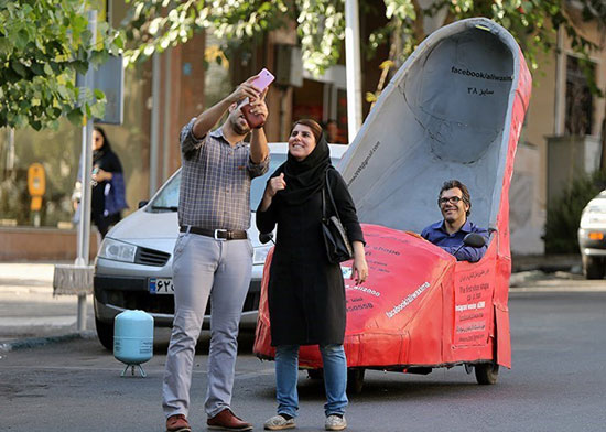 عکس: مردی سوار بر کفش زنانه در تهران