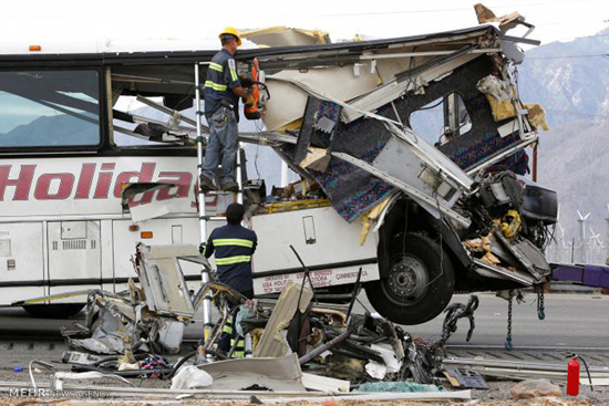 تصادف مرگبار اتوبوس با تراکتور در کالیفرنیا‎