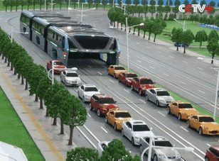 اتوبوس چینی که روی ترافیک حرکت می کند!