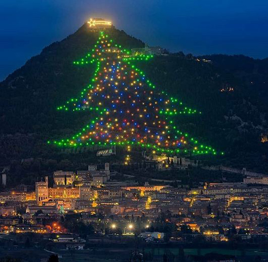 بزرگترین درخت کریسمس جهان در ایتالیا