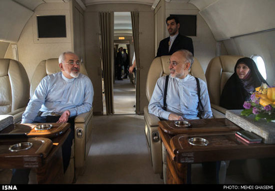 عکس سلفی ظریف و خبرنگاران در هواپیما