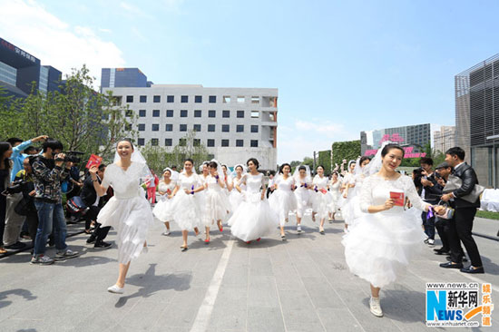 مسابقه دوی عروس ها در پکن! +عکس