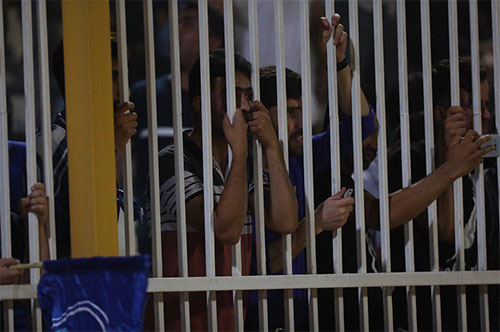 هواداران غمگین استقلال پشت میله‌های ورزشگاه