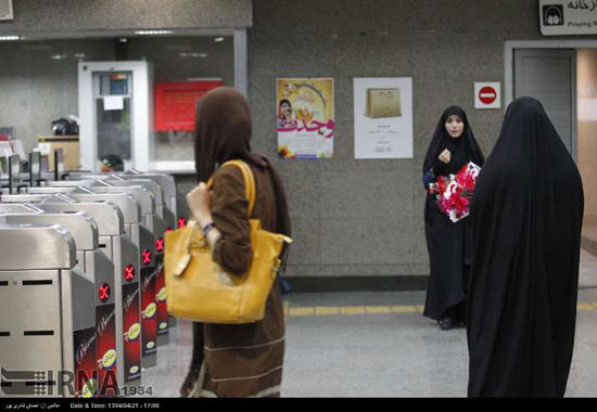 عکس: اهدای گل به زنان در عفاف و حجاب