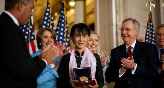 مدال طلای آمریکا به آنگ سان سوچی+عکس
