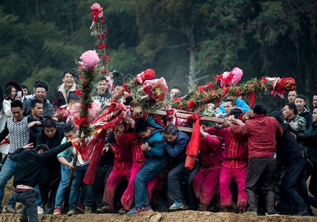 مراسم عجیب کشاورزان چینی برای پیشگیری از سیل و خشکسالی
