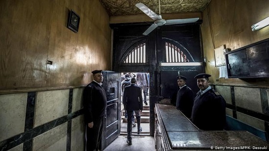 مرگ فیلمساز منتقد در زندان مصر؛ مایع نظافت خورد!