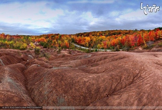 تپه‌های قرمز دیدنی با رگه های سبز در کانادا