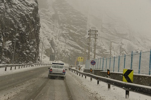 برف جاده کرج-چالوس و آزادراه تهران-شمال را بست