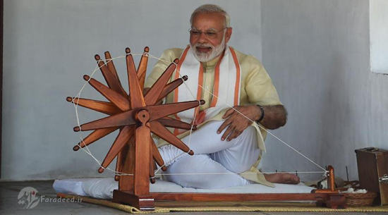 نخست‌ وزیر هند پای چرخ نخ‌ ریسی