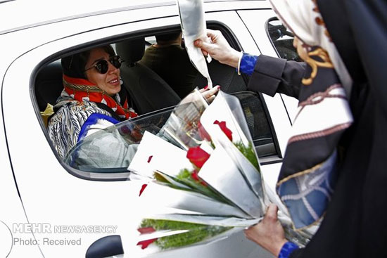 اهداء گل به بانوان به مناسبت روز زن