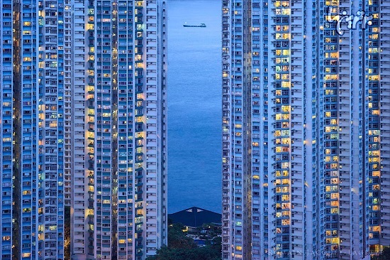 هنگ کنگِ سیمانی زیر پرده آبی غروب