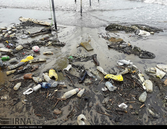 جولان زباله‌ها در ساحل آلوده خزر