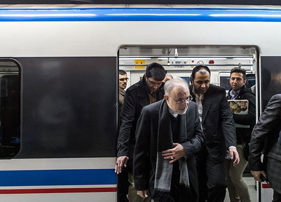 عکس: صالحی با مترو سر کار رفت