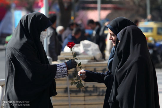 تصاویری از اهدای گل به زنان با حجاب در تهران