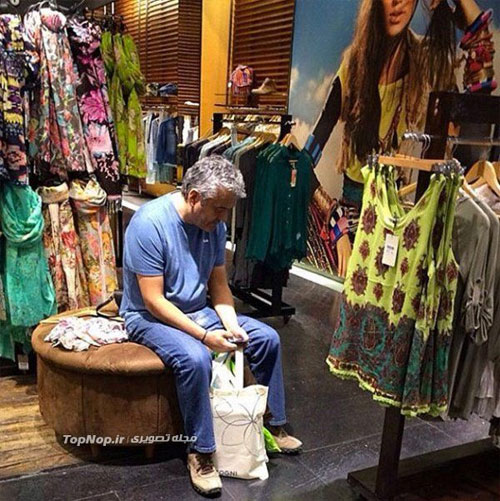 مردان در انتظار همسران در حال خرید