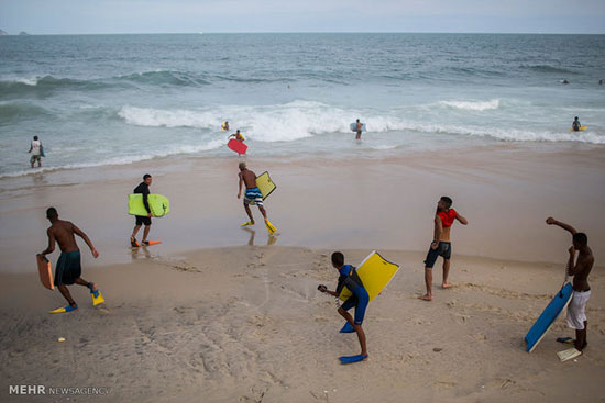 عکس: موج سواری نوجوانان برزیلی