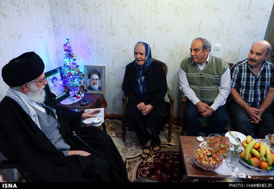عکس: رهبر انقلاب در منزل شهید آشوری