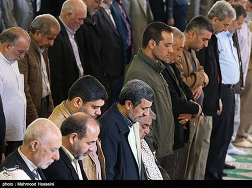 عکس: احمدی نژاد در آخرین نماز جمعه 94