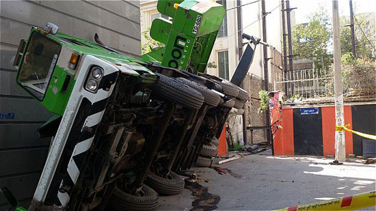 واژگونی جرثقیل 60 تنی در تهران +عکس