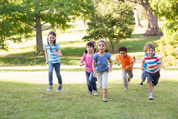 چرا بازی کردن کودکان در فضای باز مهم است؟