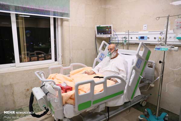 عیادت از حجت‌الاسلام انصاریان در بیمارستان
