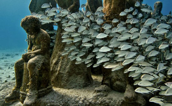 این موزه‌ی زیرآبی، کف دریا را به نمایشگاه هنری تبدیل میکند
