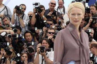 بازیگر زن مشهور در ویترین شیشه ای +عکس