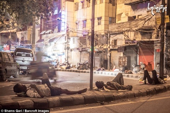 کارگران هندی که در پیاده روها می خوابند