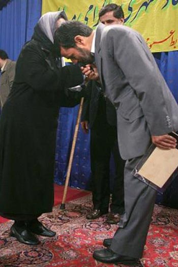 عکس: بوسه های حاشیه ساز احمدی نژاد
