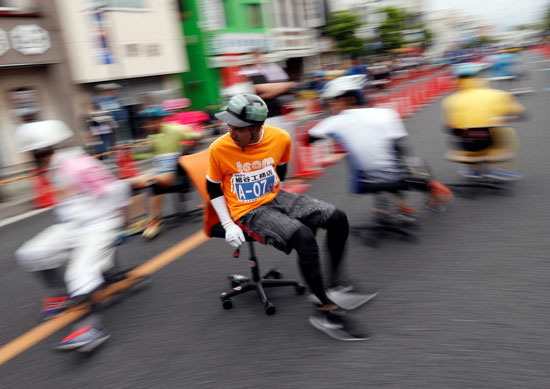 مسابقه با صندلی‌های چرخ‌دار اداری در ژاپن!