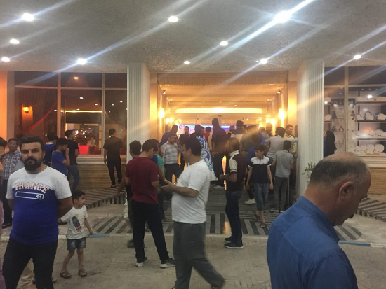 هجوم هواداران استقلال به هتل كاروانسرا
