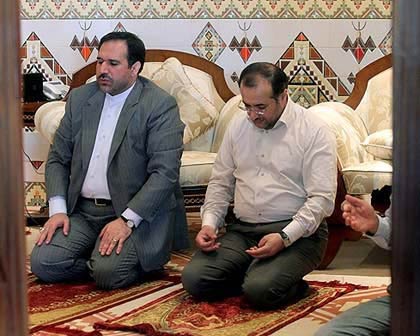 عکس نماز هیات ایرانی هنگام مذاکره