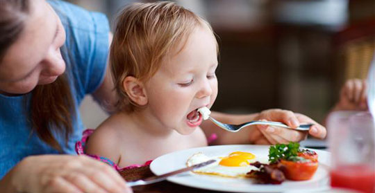 چه وقت می‌توانید به کودک‌تان غذای مکمل بدهید؟