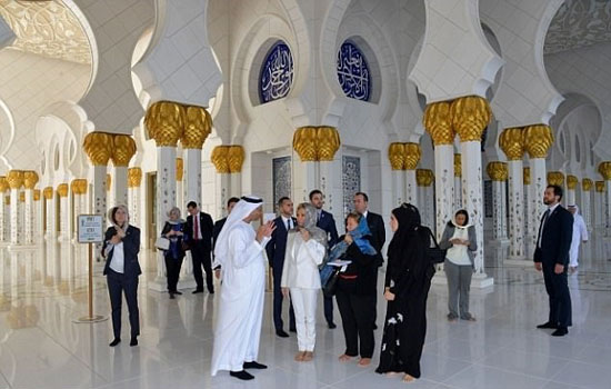 همسر رئیس‌ جمهور فرانسه در مسجد شیخ زاید