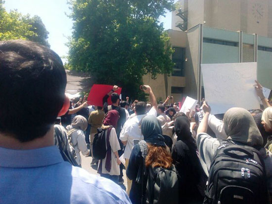 تجمع دانشجویان در دانشگاه تهران