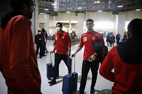 بازیکنان پرسپولیس با ماسک در فرودگاه مهر‌آباد