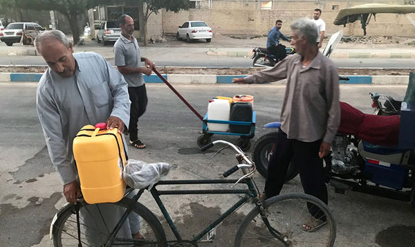 توزیع آب شرب با تانکر و گالن در خوزستان