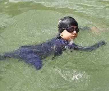 کودک معلول ایرانی اعجوبه شنا +عکس