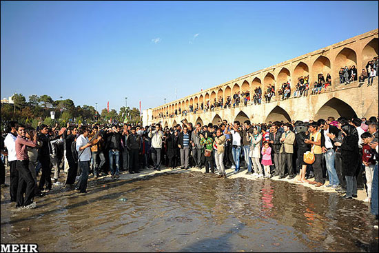 پیرزنی‌ که‌ طومار500 ساله زاینده‌ رود را درهم‌ پیچید