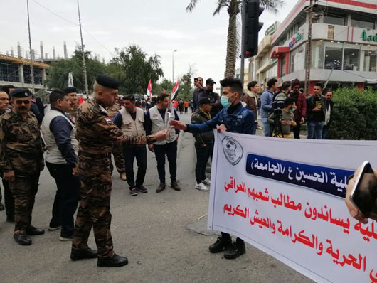 استقبال خاص نیرو‌های امنیتی از معترضانِ عراقی
