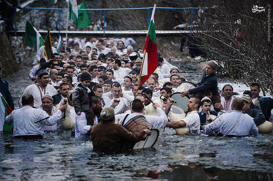 رقص و سنت عجیب مردان بلغاری +عکس