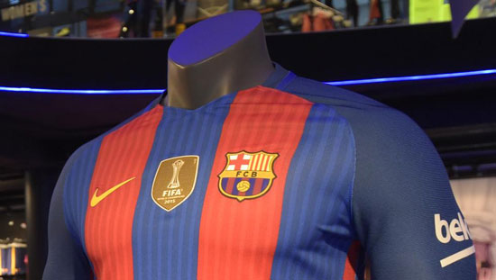 حذف نشان فیفا از پیراهن بارسلونا