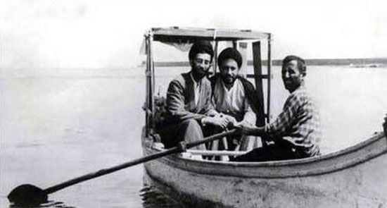 عکسی ویژه از رهبر انقلاب سوار بر قایق