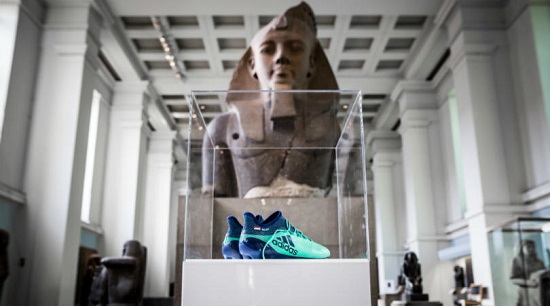نمایش کفش‌های صلاح در موزه بریتانیا