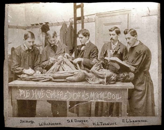 تصاویر عجیب از دانشجویان پزشکی در گذشته