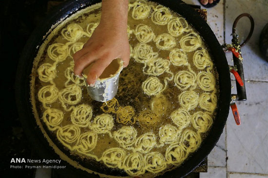 تصاویری شیرین از پخت زولبیا و بامیه‎